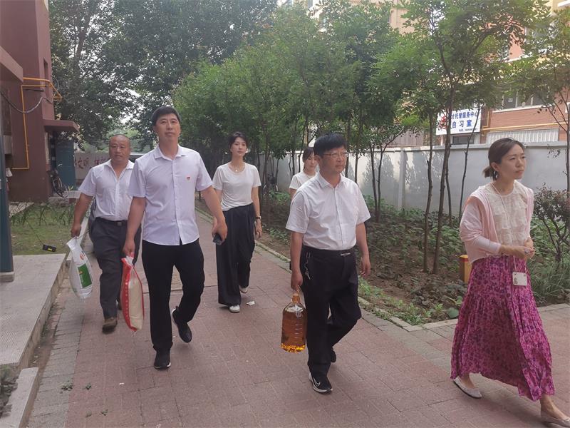 公司黨員為社區(qū)貧困黨員送去生活用品.jpg